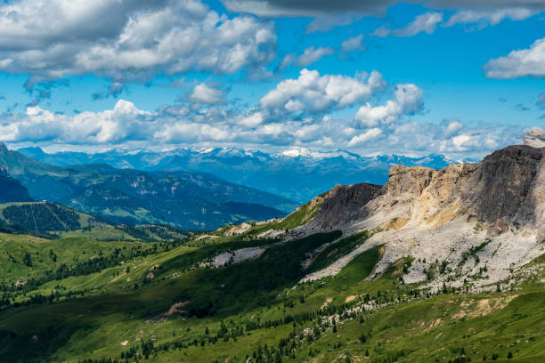 alpes de zillertal depuis le sommet du sief dans les dolomites - hochfeiler photos et images de collection