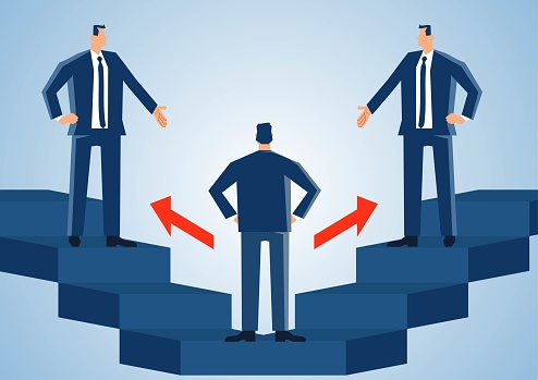 Two managers standing at the top of the stairs on the left and right respectively invite a businessman standing in the middle to go up, decision and choice, career and recruitment.