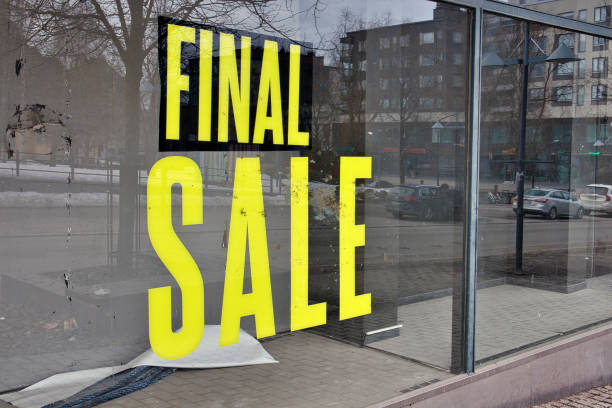 istock Final sale sign on closed store window 1392711412