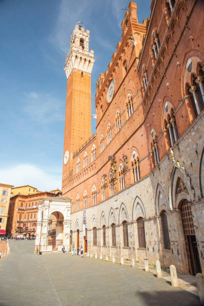 piazza del campo, palazzo pubblico, torre del mangia (praça do campo, prefeitura, torre mangia) em siena, toscana, itália. marcos e arquitetura antiga de siena. - italy bell tower built structure building exterior - fotografias e filmes do acervo