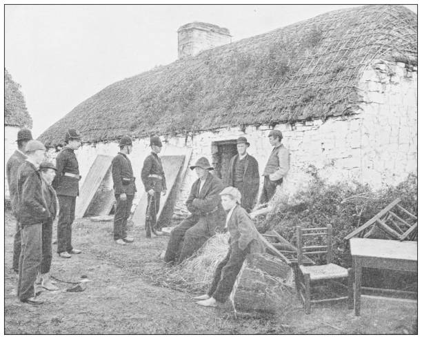 ilustraciones, imágenes clip art, dibujos animados e iconos de stock de fotografía antigua de irlanda: escena de desalojo, condado de clare - irish culture fotos