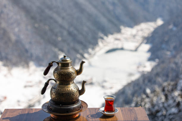 herbata i jezioro laz boregi uzungol w sezonie zimowym, uzungol caykara, trabzon turcja - turkey black sea coast zdjęcia i obrazy z banku zdjęć