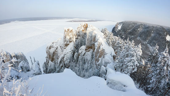 Pilares de Lena en invierno en la orilla del río Lena Yakutia photo