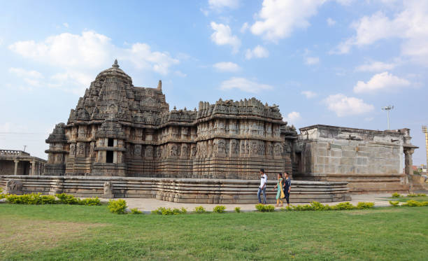 il famoso tempio lakshmi narayana costruito in pietra grigia dai re hoysala con bellissime incisioni all'esterno a hosaholalu nel karnataka, in india. - indian ethnicity traditional culture architecture karnataka foto e immagini stock