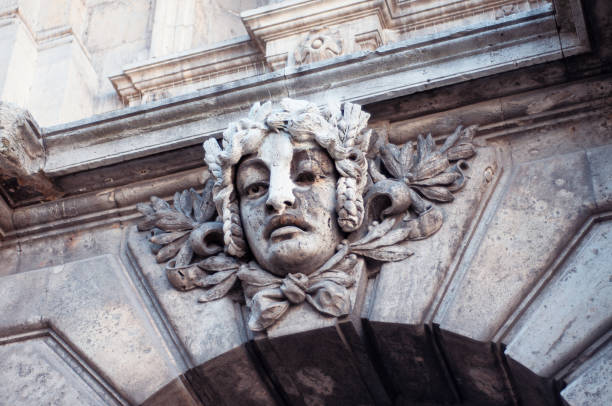 il frammento di una testa su un arco nel castello di buda. budapest - budapest royal palace of buda architectural styles architecture foto e immagini stock