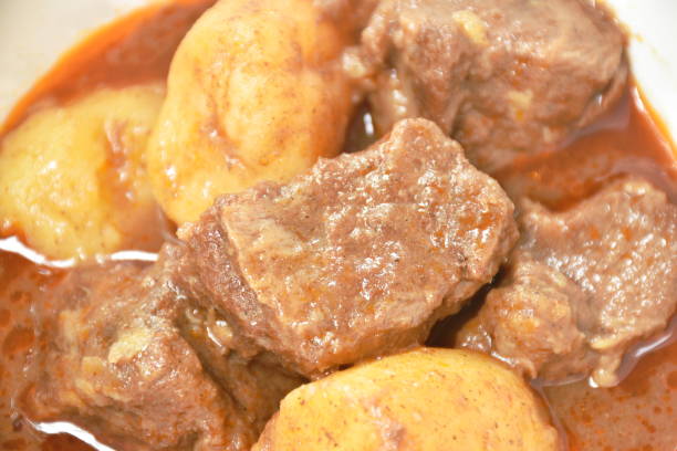 carne di manzo massaman curry con fetta di patate - massaman foto e immagini stock