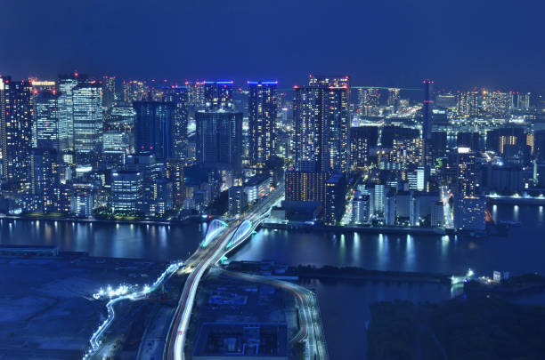 도쿄의 칼레타 시오돔에서 본 시오돔의 야경과 오하시 쓰키지 다리의 밝은 지점 - shiodome urban scene blurred motion tokyo prefecture 뉴스 사진 이미지