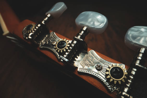 clavijas de guitarra en una guitarra española de seis cuerdas. - tuning peg fotografías e imágenes de stock
