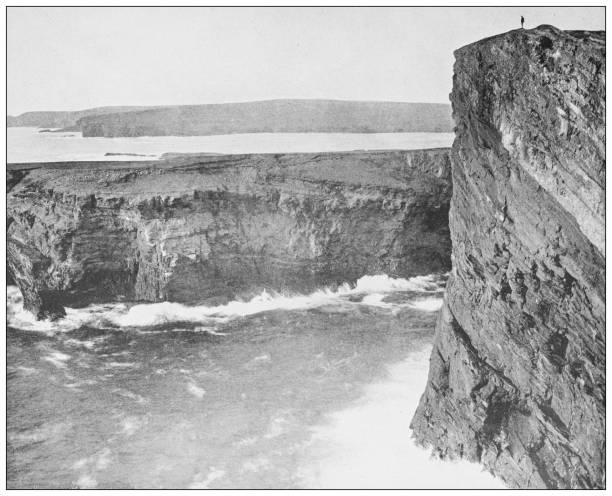 illustrazioni stock, clip art, cartoni animati e icone di tendenza di fotografia antica dell'irlanda: lookout cliff, kilkee, contea di clare - kilkee