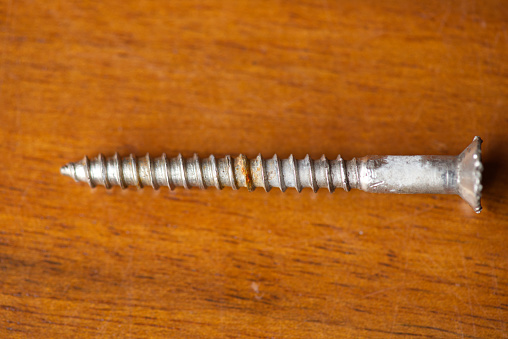 Macro takes a picture of a screw.