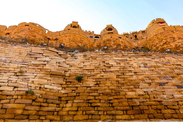 the high city walls of the historical town of jaisalmer, rajasthan, india, asia - jaisalmer imagens e fotografias de stock