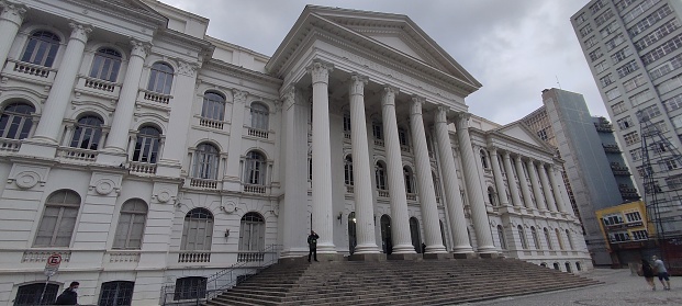 Image of the facade of the University of Paraná, the oldest University in South América