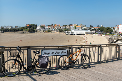 Royan, in France: the beach of Pontaillac (Plage de Pontaillac, as indicated on the panel) and its pedestrian promenade.