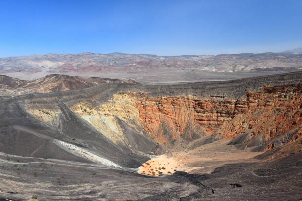 death valley ubehebe crater - crater imagens e fotografias de stock