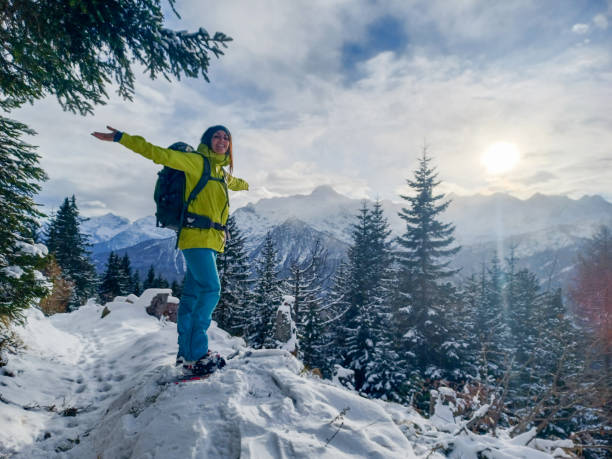 молодая женщина зимой на снегоступах - snowshoeing hiking mountain winter стоковые фото и изображения