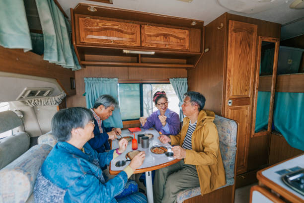 azjatyccy chińscy starsi przyjaciele cieszący się śniadaniem w kamperze - retirement senior adult breakfast active seniors zdjęcia i obrazy z banku zdjęć