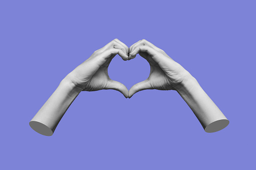 Manos femeninas 3d que muestran una forma de corazón aislada sobre un fondo de color púrpura photo