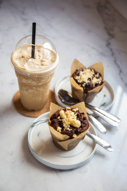 muffins de pedaços de chocolate - cupcake crumb sweet wrapper chocolate - fotografias e filmes do acervo