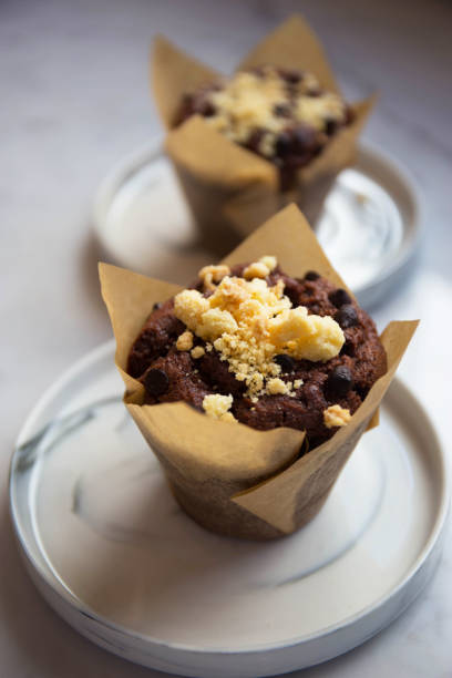 muffin al cioccolato - cupcake crumb sweet wrapper chocolate foto e immagini stock