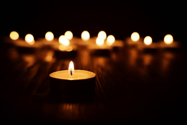 quemando vela sobre fondo negro - memorial fotografías e imágenes de stock