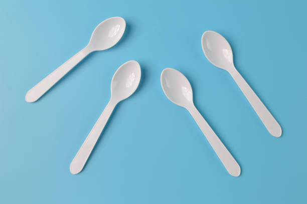 青い背景に分離されたプラスチックスプーン - teaspoon tablespoon silver spoon ストックフォトと画像