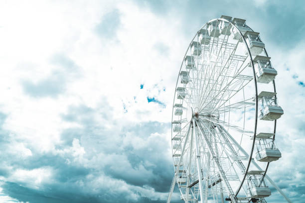 noria en milton keynes - ferris wheel carnival amusement park wheel fotografías e imágenes de stock