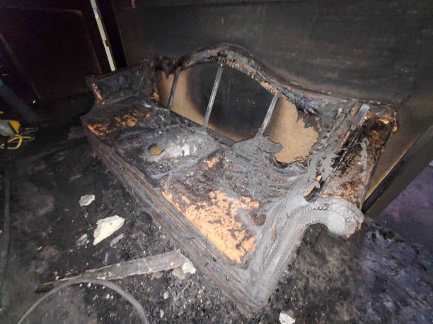 sofá danificado pelo fogo - burnt furniture chair old - fotografias e filmes do acervo