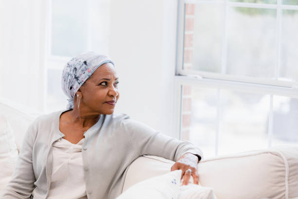 paciente de cáncer de edad avanzada tranquila y pacífica mira por la ventana - patience fotografías e imágenes de stock