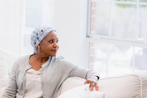 calma e pacífica paciente com câncer feminino olha pela janela - paciência - fotografias e filmes do acervo