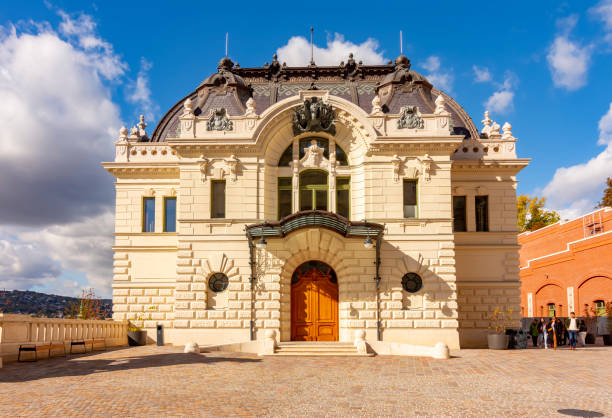 salón de equitación real en el castillo de buda, budapest, hungría - street royal palace of buda budapest hungary fotografías e imágenes de stock