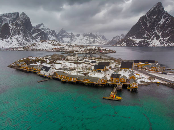 vista aérea de la bahía del pueblo de sakrisoy tomada con un dron en invierno - islas lofoten - noruega - condado de nordland fotografías e imágenes de stock