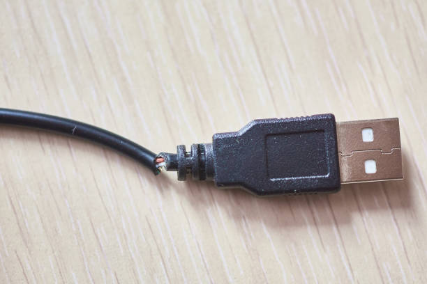 gebrochenes usb-kabel auf einem holztisch - adapter apple stock-fotos und bilder