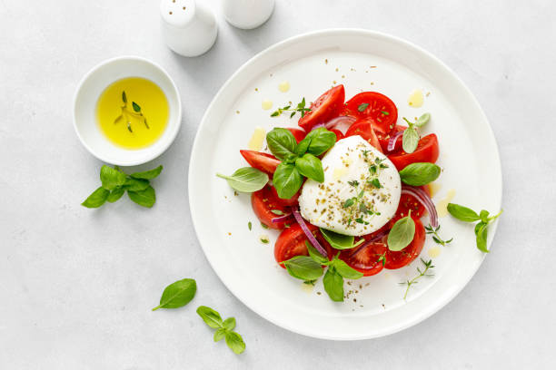 insalata caprese con pomodoro, mozzarella e basilico, cucina italiana - caprese salad foto e immagini stock