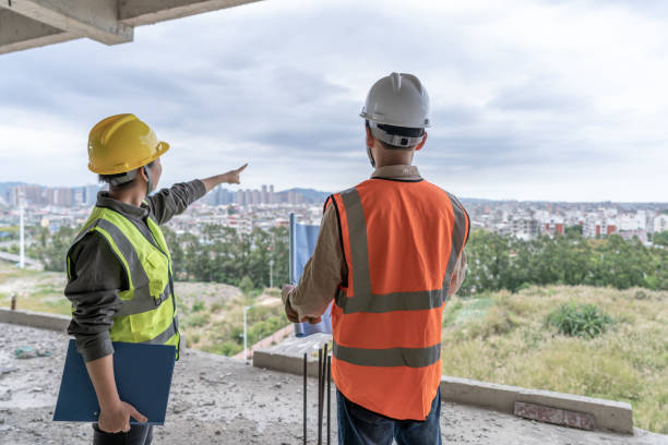 istock Discussion on urban development by male and female engineers on construction sites 1392838181