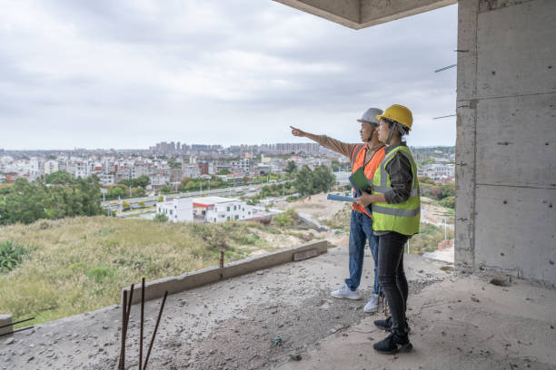 istock Discussion on urban development by male and female engineers on construction sites 1392838182