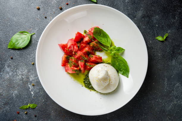 salada com queijo buratta e tomates na tigela na vista superior da mesa cinza - buratta - fotografias e filmes do acervo