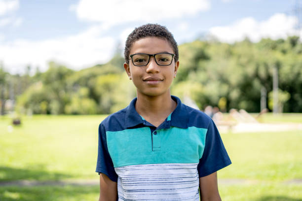 porträt eines jungen mit brille - 12 13 jahre stock-fotos und bilder