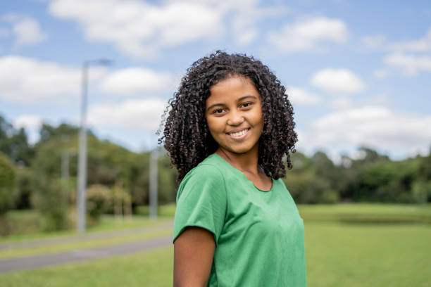 ritratto di ragazza sorridente nel parco - real people enjoyment happiness confidence foto e immagini stock