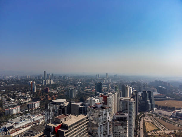 edificios de oficinas en la ciudad de méxico - smog mexico mexico city air pollution fotografías e imágenes de stock