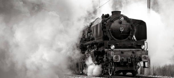 alte dampfeisenbahn in rauch aufspüren - road going steam engine stock-fotos und bilder