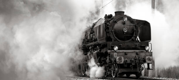 chiudi il vecchio treno a vapore in fumo - locomotiva foto e immagini stock