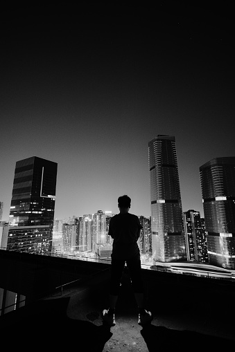 Black and white photos: men watching the city scenery at night