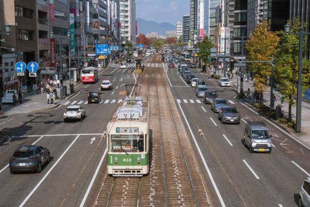 広島市内の路上を走る路面電車、バス、車の高角視界 - 広島 ストックフォトと画像