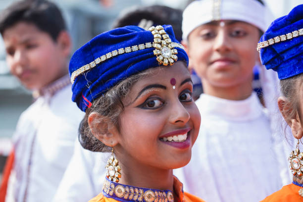 moças indianas tomar parte em atividades de ensaio para o desfile do dia da república de india próximo. nova deli, índia - human face india new delhi traditional culture - fotografias e filmes do acervo