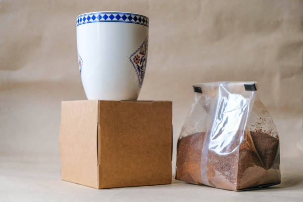 envasado hermético de café molido y una taza holandesa azul cobalto. - consumerism ground coffee packaging coffee fotografías e imágenes de stock