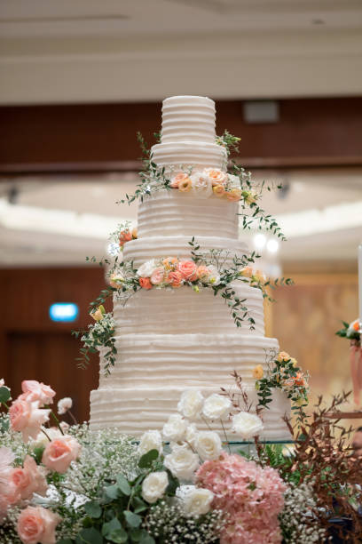 istock Beautiful wedding cake with blur background 1392888332
