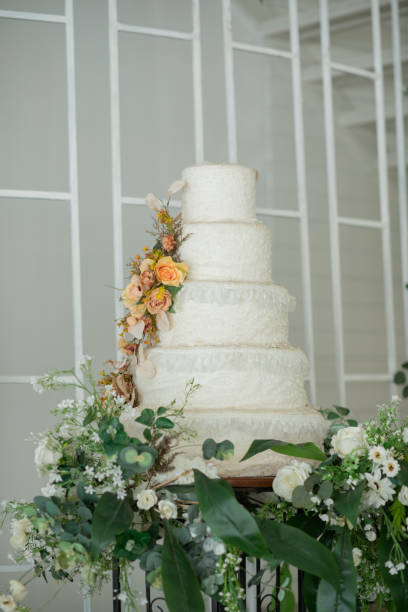 istock Beautiful wedding cake with blur background 1392888455
