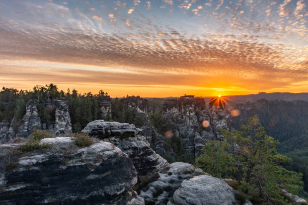 amanecer en la suiza sajona, alemania - elbe valley fotografías e imágenes de stock