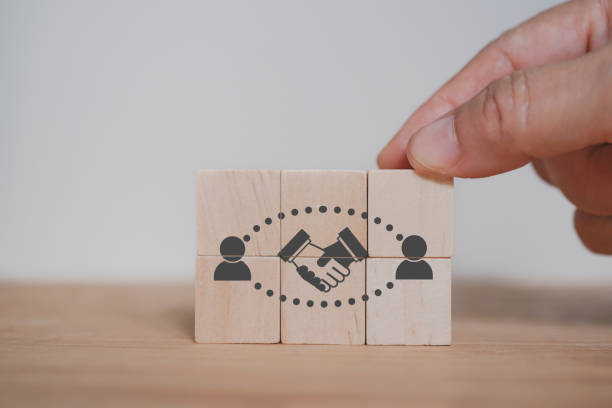 men and handshake icon on wooden cube block for innovation, brainstorming concept. Business strategies to technology evolution re-skill and new skill. Transferring hombres e icono de apretón de manos en bloque de cubo de madera para la innovación, concepto de lluvia de ideas. estrategias de negocio para la evolución de la tecnología re-habilidad y nueva habilidad. transferir