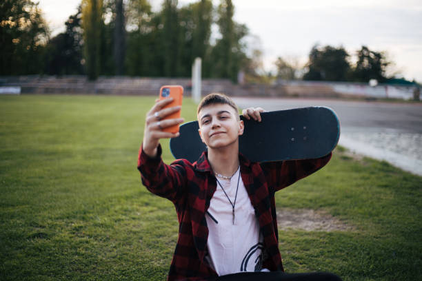 nastoletni chłopiec z deskorolką robiący sobie selfie - skateboarding skateboard teenager extreme sports zdjęcia i obrazy z banku zdjęć